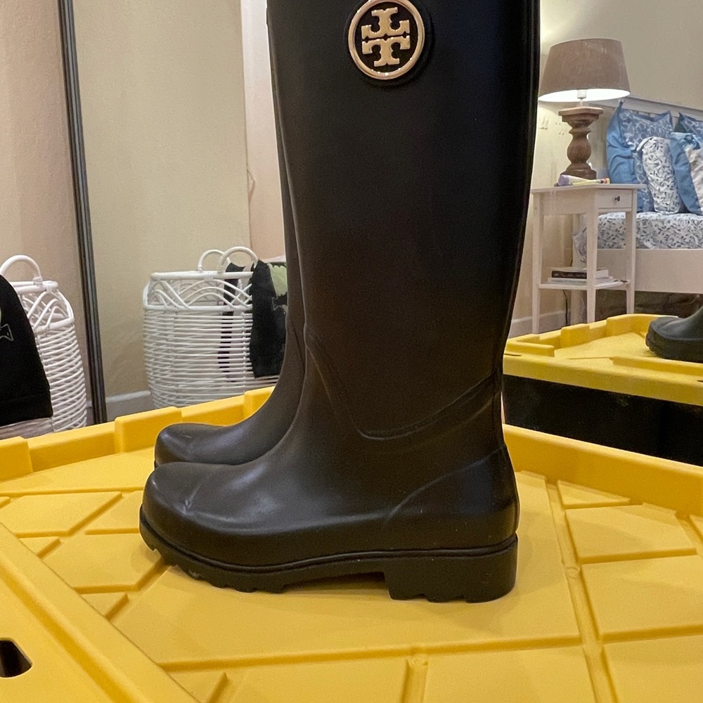 Boots - Picture 3 of 6